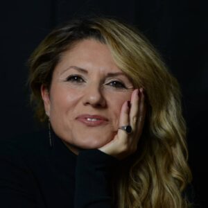 Il teatro, il corteggiatore più fedele e costante. Antonella Valitutti si confessa